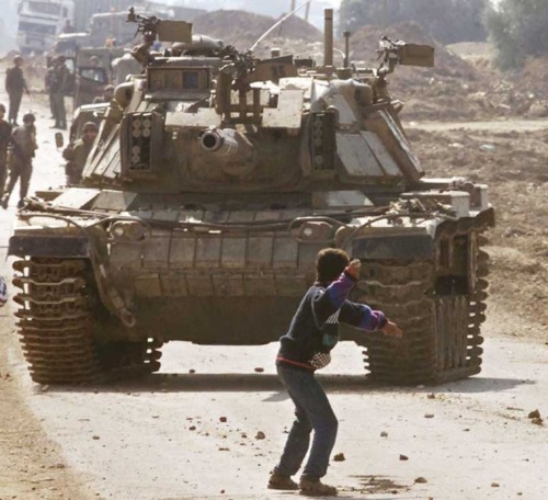 Memoriando Fotografía: UN NIÑO ANTE UN TANQUE - PALESTINA, 2000