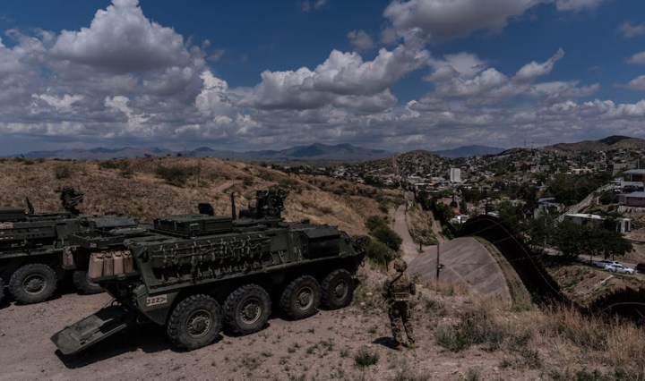 IAMGEN DE U.S. Army Sgt. Salvador Hernandez stands beside Stryker combat vehicles while watching over the U.S.-Mexico border fence from a hilltop in Nogales, Ariz., Tuesday, July 22, 2025. (AP Photo/Jae C. Hong)AP