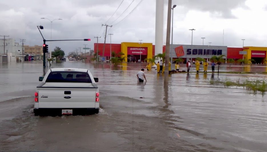 Estudio de riesgos de inundaciones en zonas urbanas de la repúblicaProblemas por inundaciones en Chetumal, Quintana Roo, generadas por la onda tropical No. 11, el 16 de agosto del 2012.