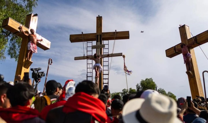 Imagen de https://www.nmas.com.mx/liveblog/viacrucis-iztapalapa-en-vivo-hoy-viernes-santo-2026-pasion-de-cristo-sentencia-crucifixion/